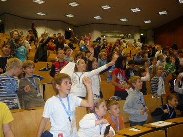 Schüleruni September 2009 - Schüler beim betrachten ihres eigenen Wärmebilde