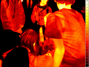 Schüleruni September 2009 - Schüler beim untersuchen von Styroporkügelchen (Wärmedämmung)